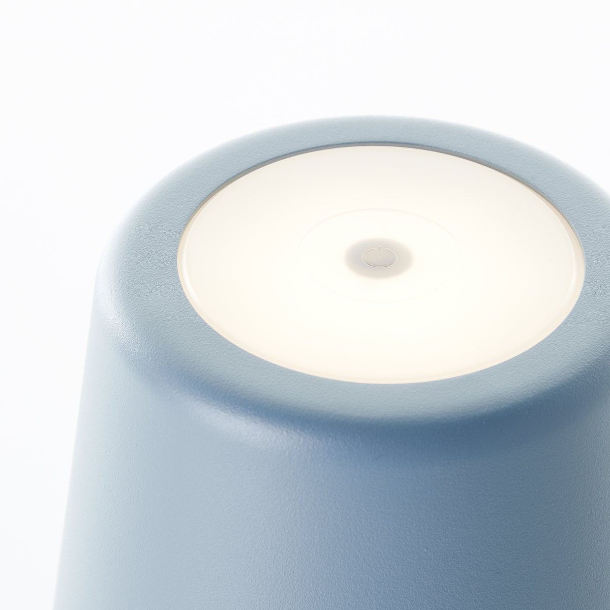 Kaami 37cm Mattblå portabel från Brilliant - Med sin h&ouml;ga IP44-klassning &auml;r den t&aring;lig mot v&auml;derf&ouml;rh&aring;llanden, perfekt f&ouml;r b&aring;de utomhus och inomhus.