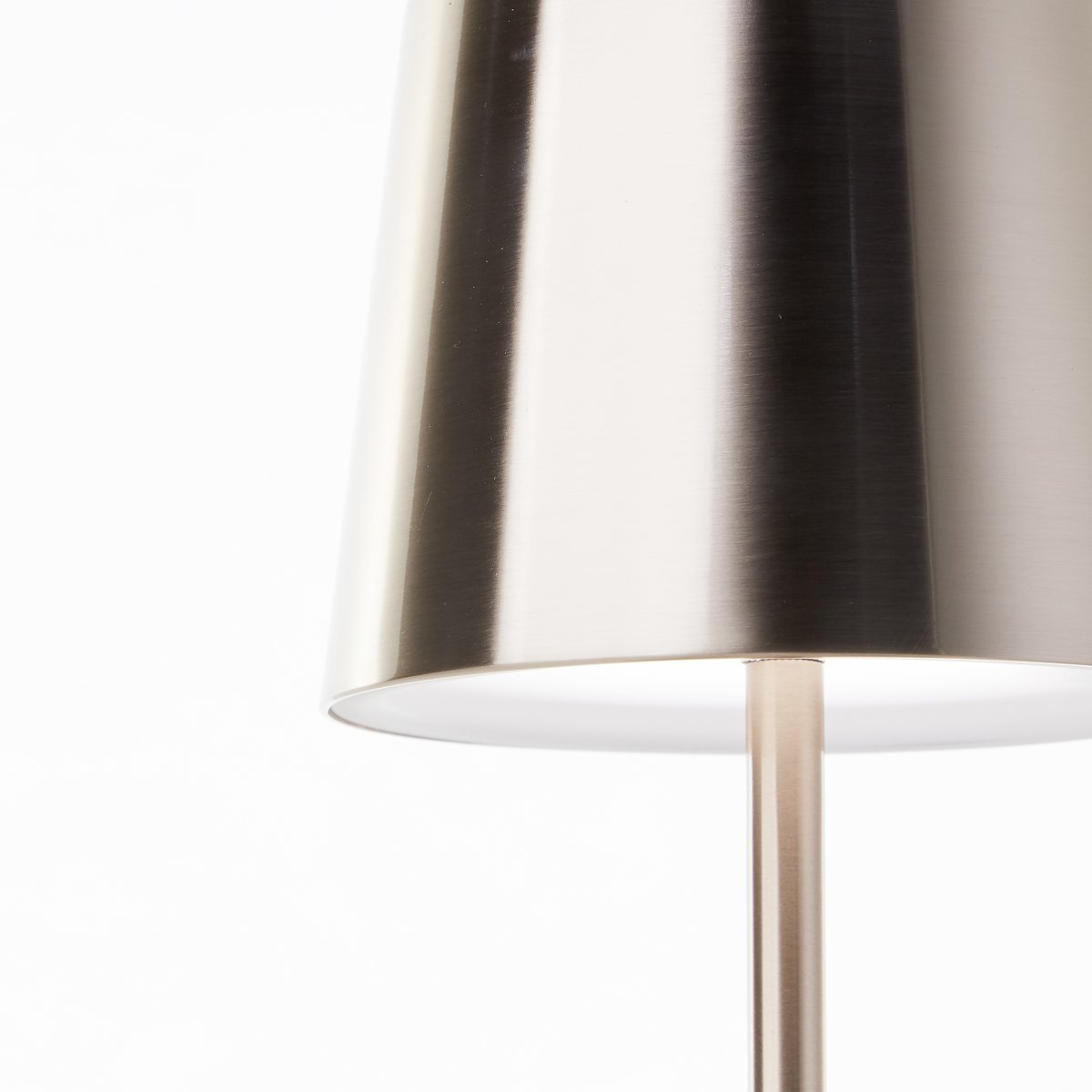 Xaana 37cm Ljus koppar portabel från Brilliant - Med touch-dimmerfunktionen och justerbar f&auml;rgtemperatur fr&aring;n varmvitt till kallvitt skapar den en behaglig atmosf&auml;r b&aring;de inne och ute.