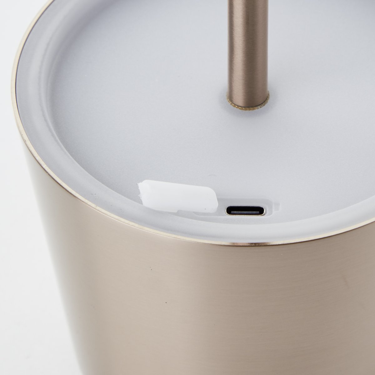 Xaana 37cm Ljus koppar portabel från Brilliant - Med touch-dimmerfunktionen och justerbar f&auml;rgtemperatur fr&aring;n varmvitt till kallvitt skapar den en behaglig atmosf&auml;r b&aring;de inne och ute.
