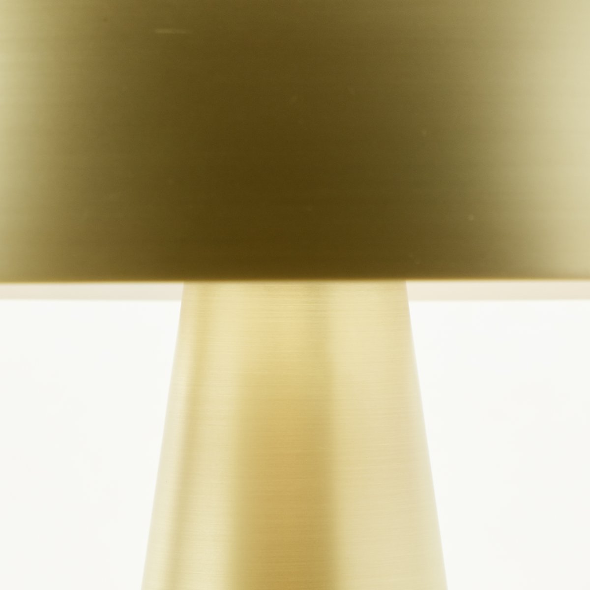 Sigrun 33cm Mattguld bordslampa från Brilliant - Sigrun bordslampa &auml;r en stilren och elegant lampa tillverkad i metall med en modern mattguldfinish.