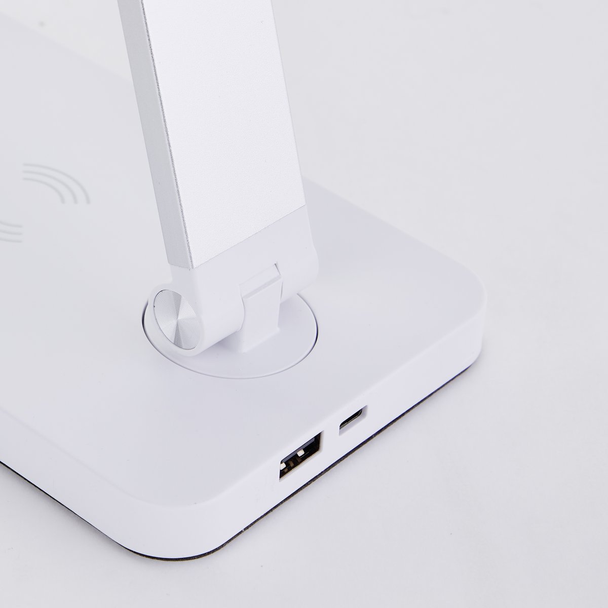 Florence 38cm Vit skrivbordslampa från Brilliant - Den har en tr&aring;dl&ouml;s laddningsfunktion och en inbyggd USB-port f&ouml;r enkel laddning av dina enheter.