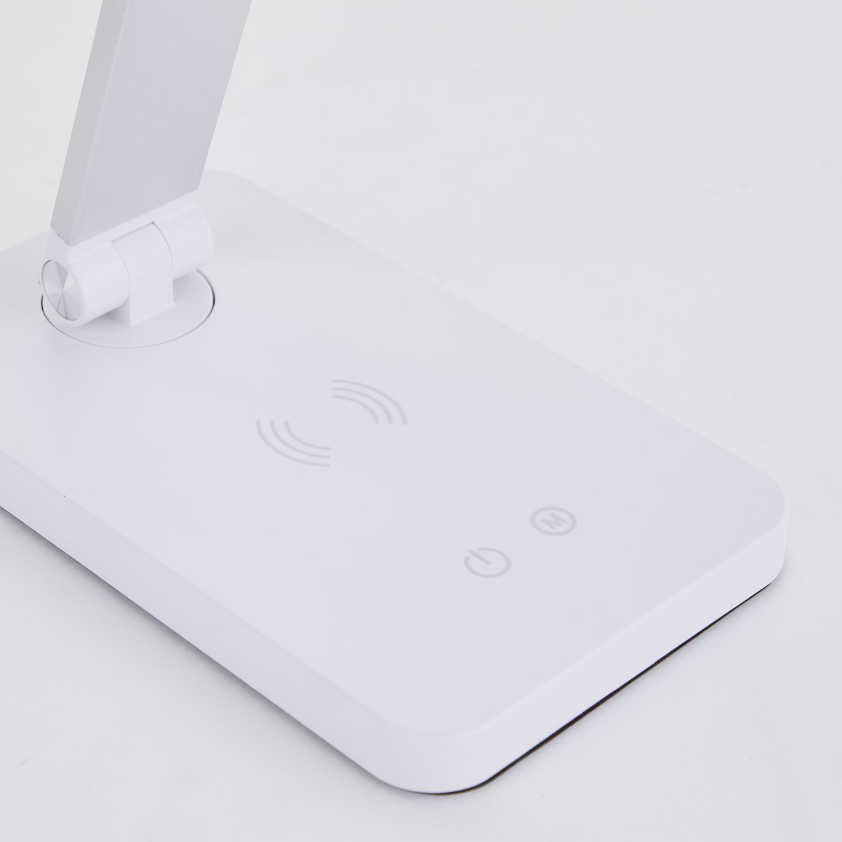 Florence 38cm Vit skrivbordslampa från Brilliant - Den har en tr&aring;dl&ouml;s laddningsfunktion och en inbyggd USB-port f&ouml;r enkel laddning av dina enheter.