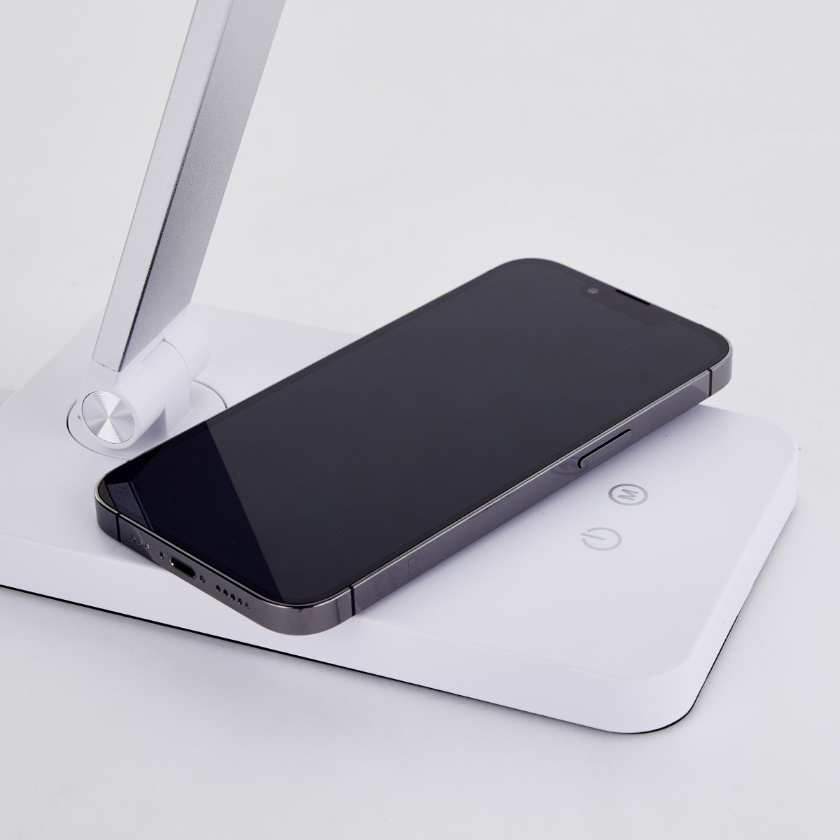 Florence 38cm Vit skrivbordslampa från Brilliant - Den har en tr&aring;dl&ouml;s laddningsfunktion och en inbyggd USB-port f&ouml;r enkel laddning av dina enheter.