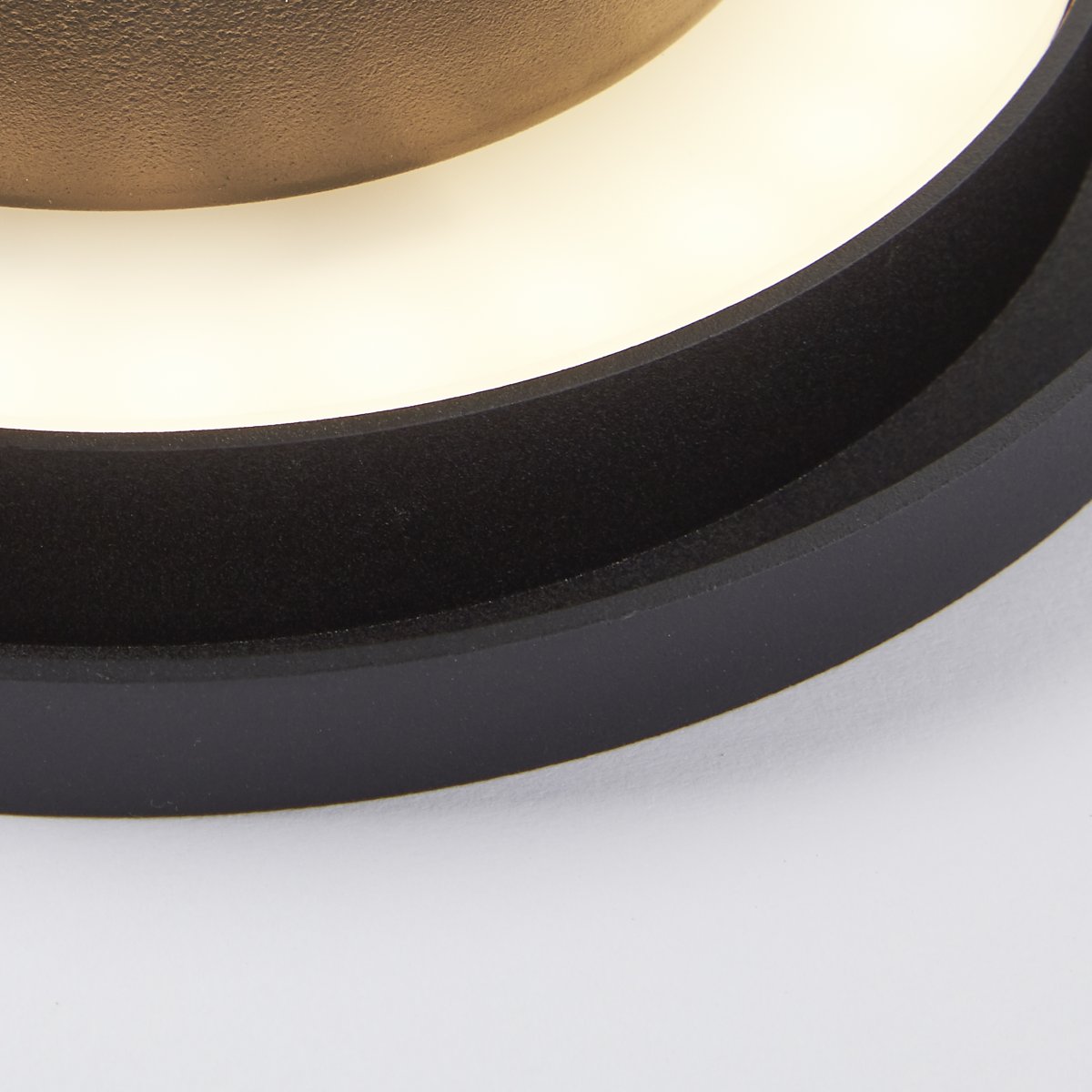 Shadow Ø15 Sandsvart vägglampa från Brilliant - Sahdow LED-v&auml;gg- och taklampa kombinerar stil och funktionalitet med sin eleganta design i aluminium och metall i sandsvart f&auml;rg.