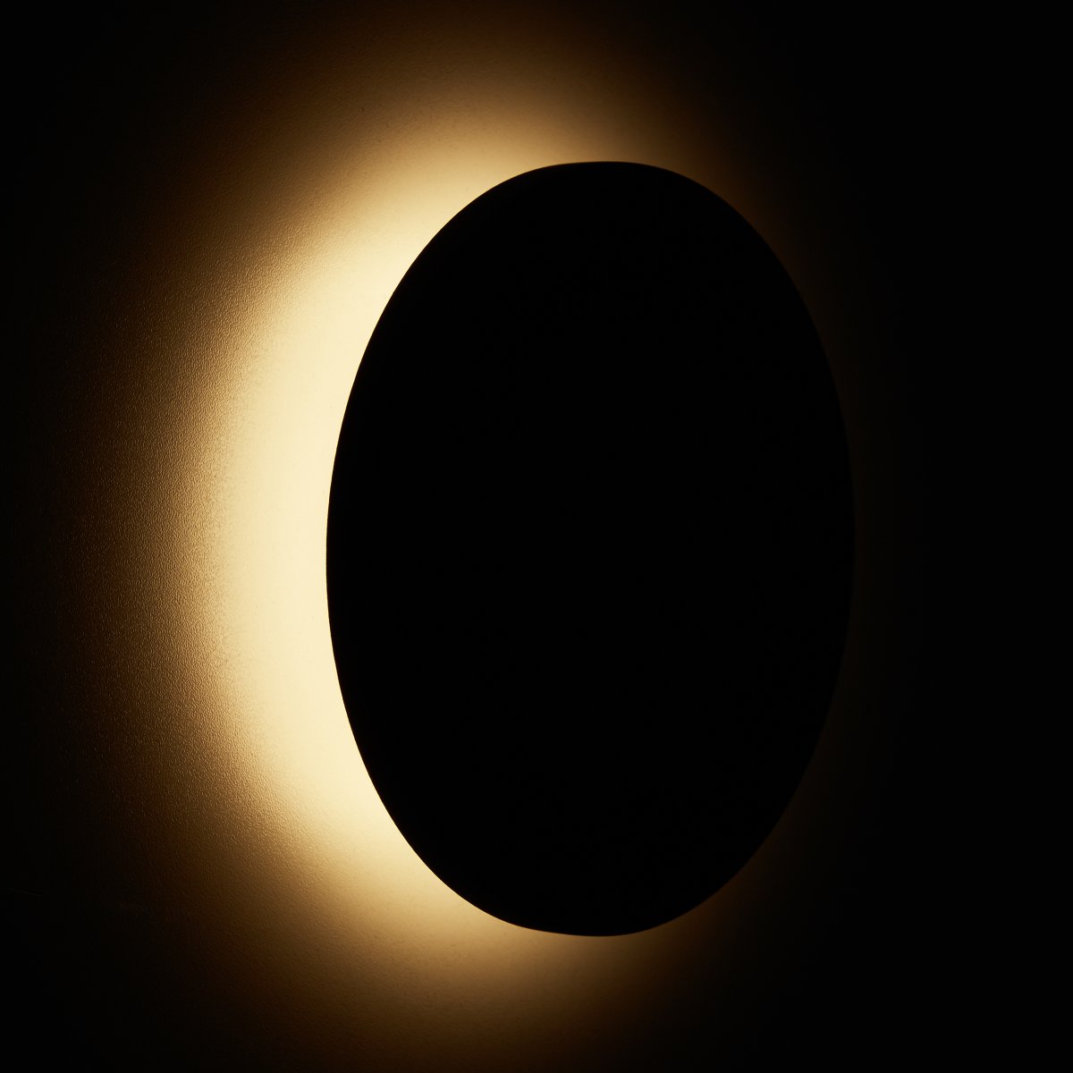 Shadow Ø15 Sandsvart vägglampa från Brilliant - Sahdow LED-v&auml;gg- och taklampa kombinerar stil och funktionalitet med sin eleganta design i aluminium och metall i sandsvart f&auml;rg.