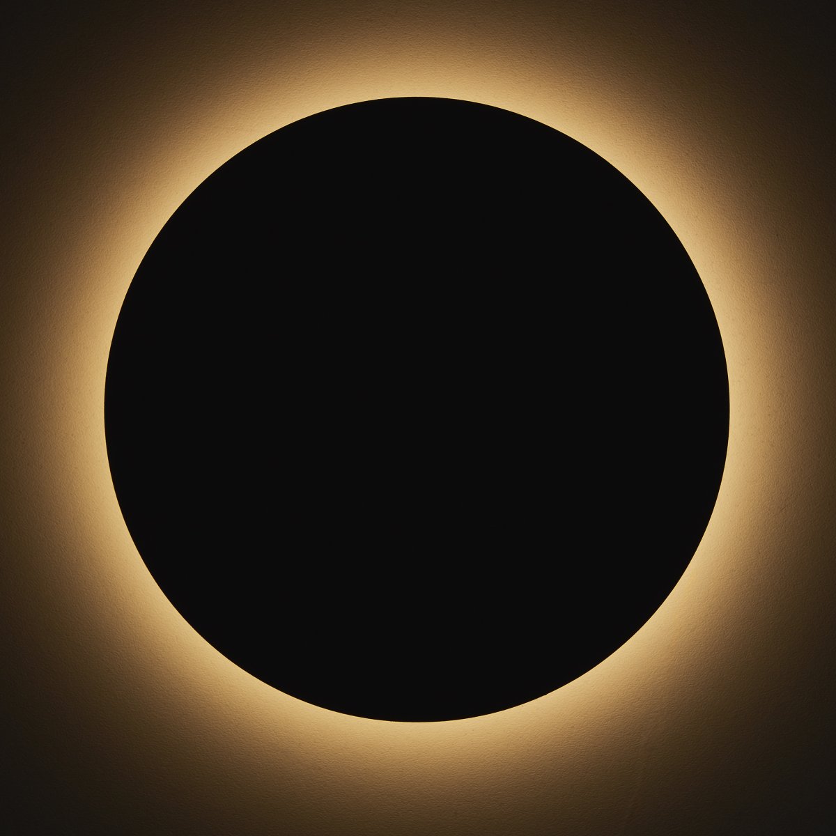 Shadow Ø15 Sandsvart vägglampa från Brilliant - Sahdow LED-v&auml;gg- och taklampa kombinerar stil och funktionalitet med sin eleganta design i aluminium och metall i sandsvart f&auml;rg.