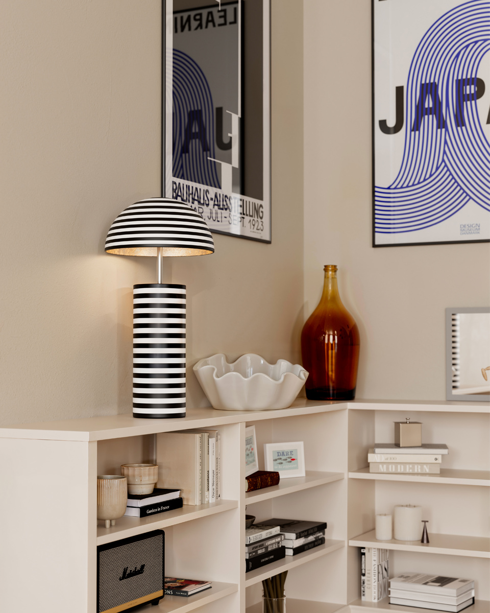 Stripe 50cm Svart/Vit bordslampa från By Rydéns - Stripe &auml;r en modern och dekorativ bordslampa designad av Lena Nyholm.