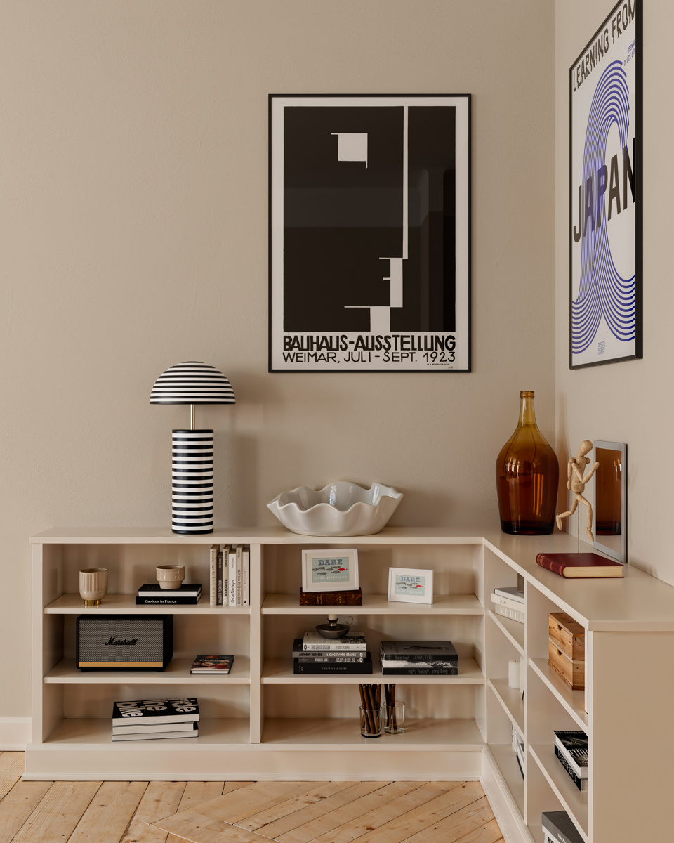 Stripe 50cm Svart/Vit bordslampa från By Rydéns - Stripe &auml;r en modern och dekorativ bordslampa designad av Lena Nyholm.