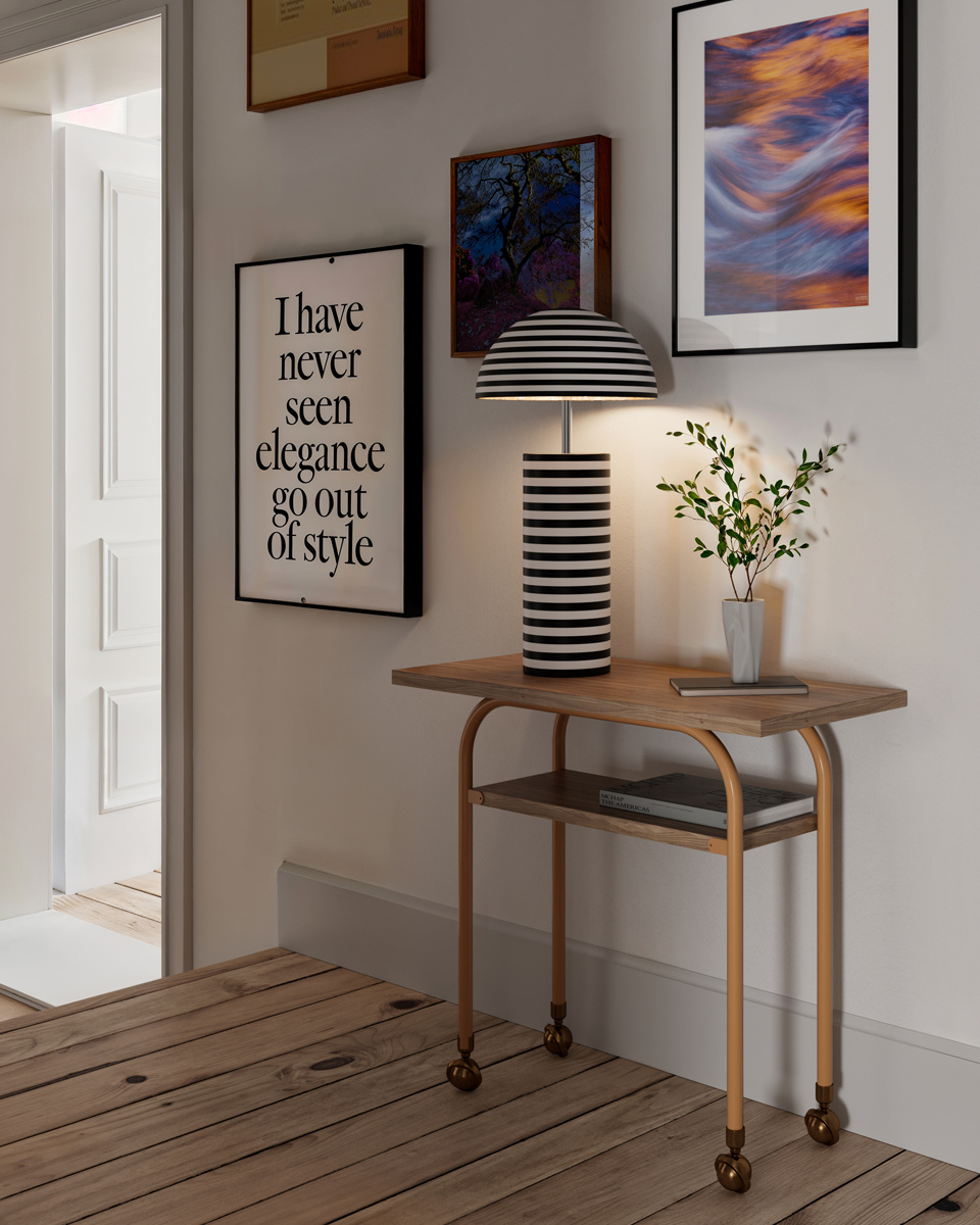 Stripe 50cm Svart/Vit bordslampa från By Rydéns - Stripe &auml;r en modern och dekorativ bordslampa designad av Lena Nyholm.