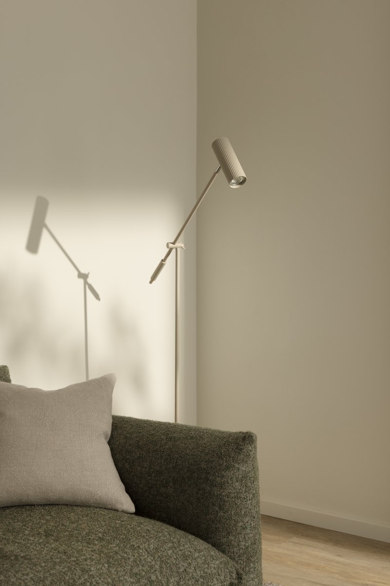 Hubble Read Beige golvlampa från Globen Lighting - Hubble Read &auml;r en elegant golvlampa med en r&auml;fflad n&auml;tt och vinklingsbar sk&auml;rm som g&ouml;r att du kan rikta ljuset till &ouml;nskat l&auml;ge.