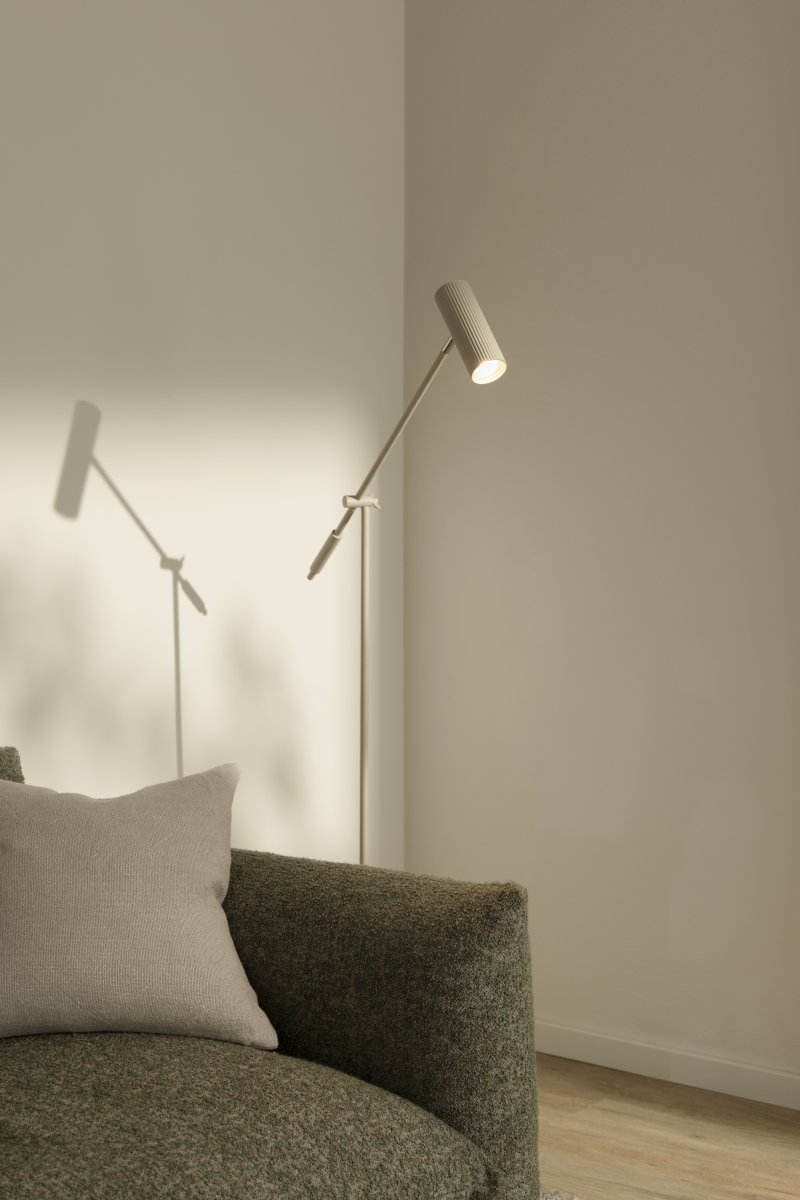 Hubble Read Beige golvlampa från Globen Lighting - Hubble Read &auml;r en elegant golvlampa med en r&auml;fflad n&auml;tt och vinklingsbar sk&auml;rm som g&ouml;r att du kan rikta ljuset till &ouml;nskat l&auml;ge.