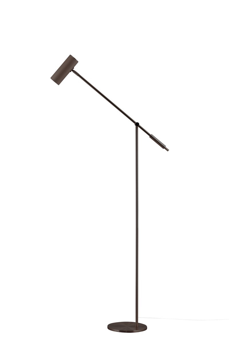 Hubble Read Brons golvlampa från Globen Lighting - Den n&auml;tta, r&auml;fflade sk&auml;rmen ger lampan ett karakt&auml;rsfullt uttryck och kan vinklas f&ouml;r att rikta ljuset precis d&auml;r det beh&ouml;vs.