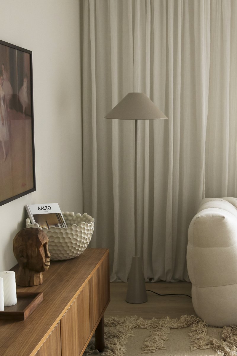 Cannes Beige golvlampa från Globen Lighting - Cannes golvlampa bygger p&aring; en balans av geometriska former i en minimalistisk och stilren design som passar i m&aring;nga milj&ouml;er.