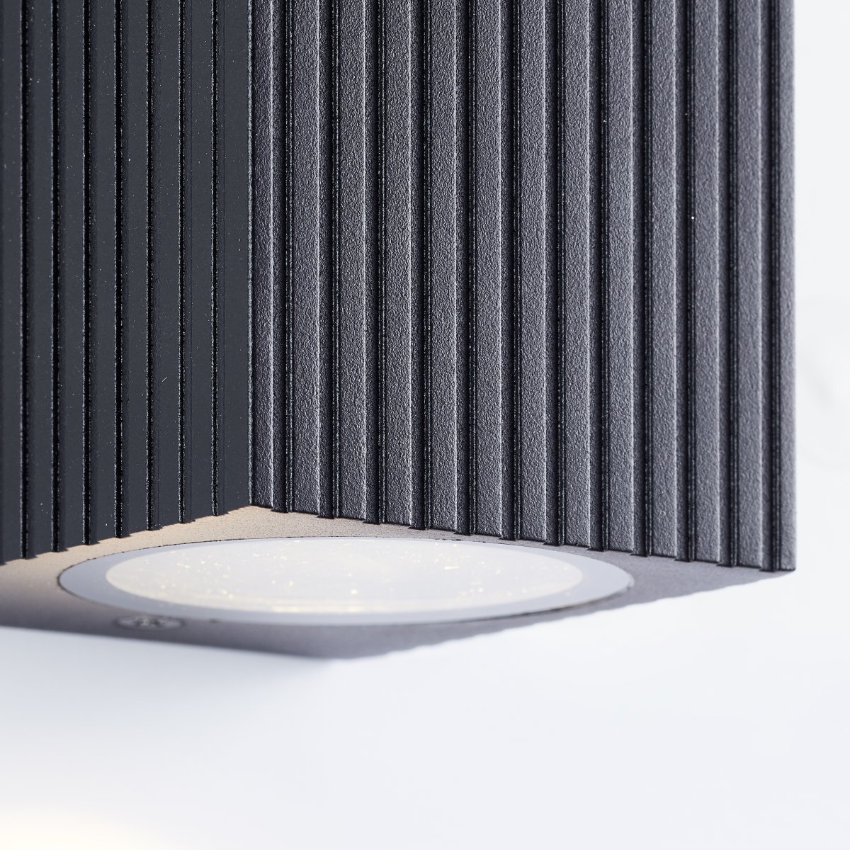 Jelani Svart utelampa från Brilliant - Lampan &auml;r designad f&ouml;r att sprida ett fokuserat ljus ned&aring;t, vilket skapar en vacker ljuseffekt p&aring; v&auml;ggen och bidrar till b&aring;de trygghet och st&auml;mning i utomhusmilj&ouml;er.