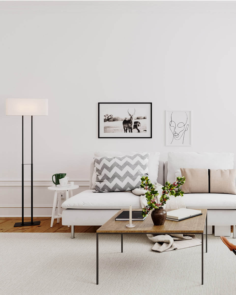 Luton Svart golvlampa från By Rydéns - Foten i svart metall med det l&aring;nga stativet gifter sig utm&auml;rkt med den rektangul&auml;ra linnesk&auml;rmen i vitt.