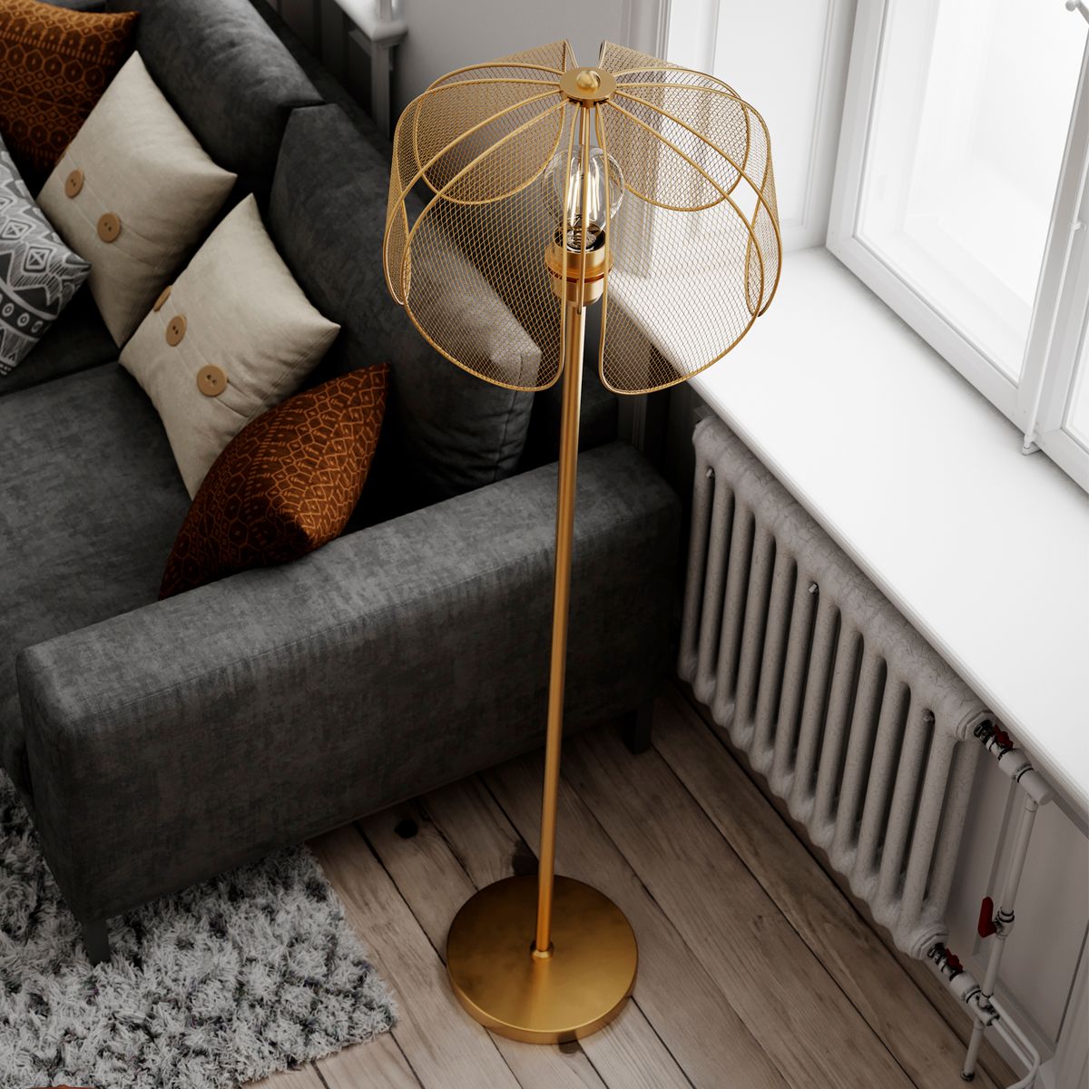 Daisy Mässing/guld golvlampa från By Rydéns - Den stansade sk&auml;rmen p&aring;minner om blomblad och sprider ljuset mjukt utan att dominera rummet.