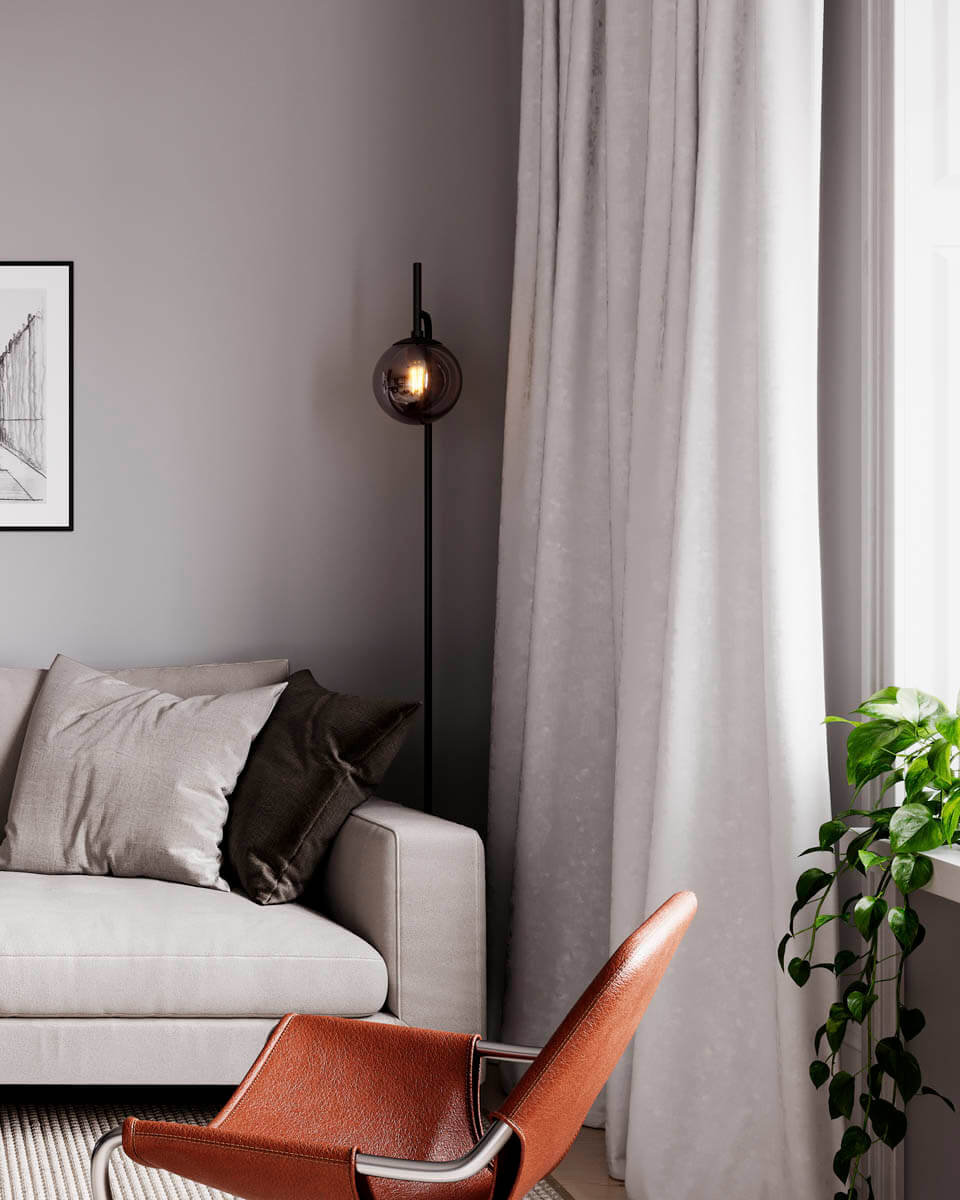 Boyle Svart golvlampa från By Rydéns - Tv&auml;rtom, det r&ouml;kf&auml;rgade glaset ger ytterligare en dimension och g&ouml;r att Boyle sticker ut ur m&auml;ngden och skapar ett dr&ouml;mlikt ljus som du kommer kunna njuta av i m&aring;nga &aring;r fram&ouml;ver.