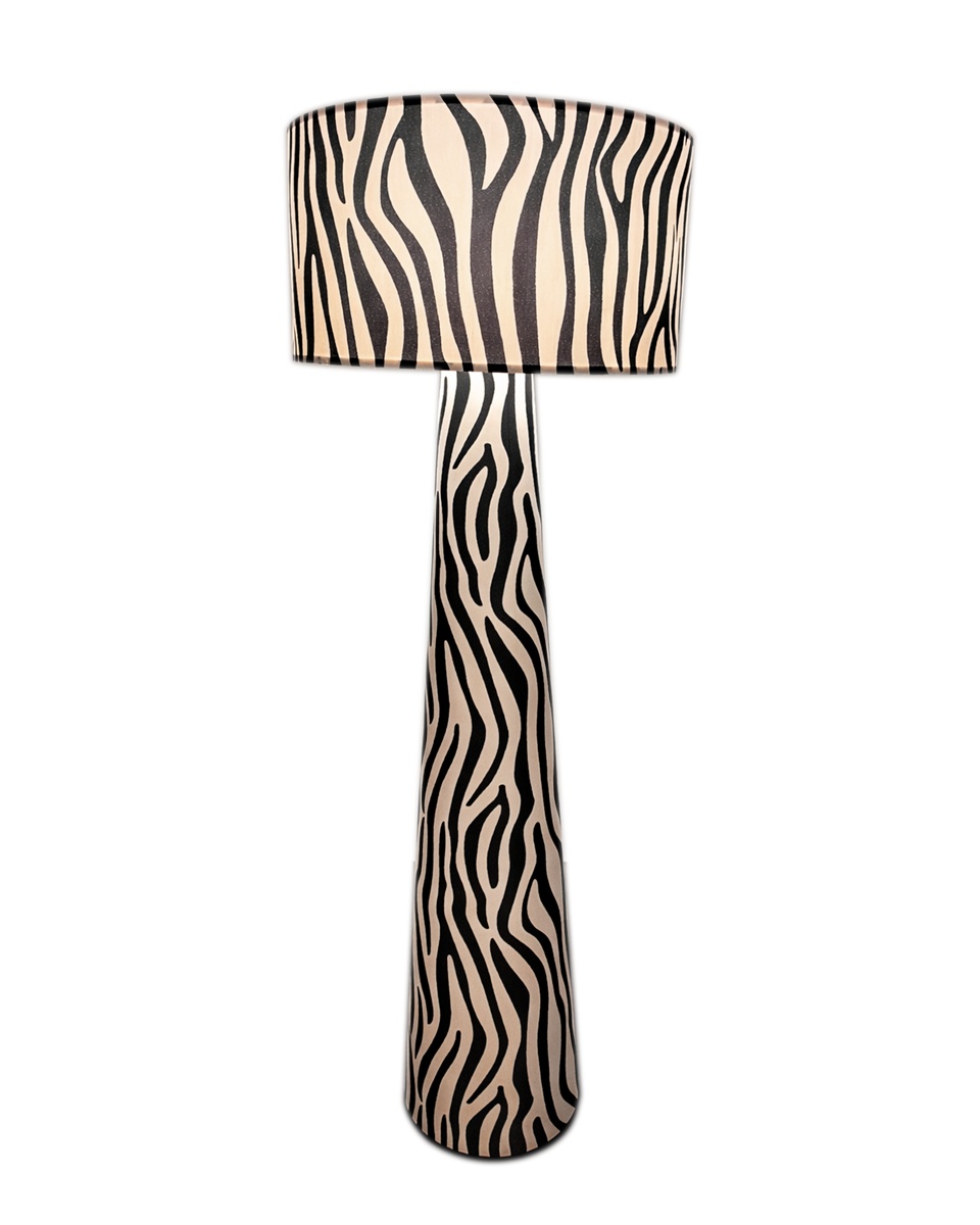 Zany Svart/Vit golvlampa från By Rydéns - Med sin gener&ouml;sa sk&auml;rm p&aring; 50 cm i diameter och sitt grafiska djurm&ouml;nster &auml;r Zany Zebra perfekt f&ouml;r dig som vill addera personlighet och attityd till hemmet.