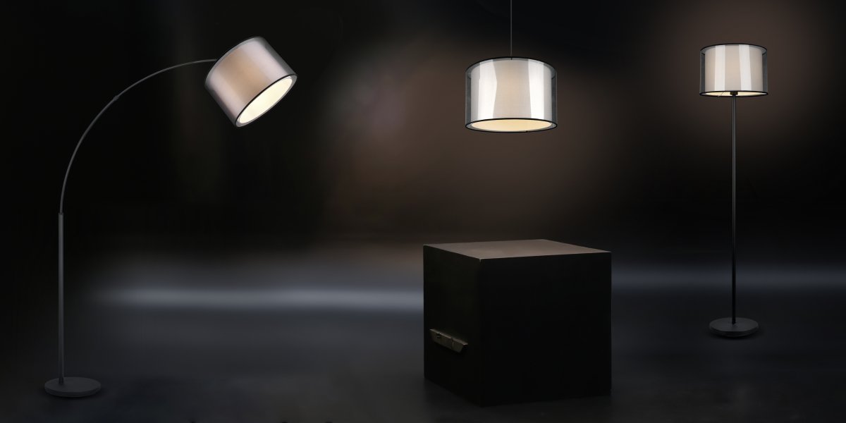 Burton Svart golvlampa från Trio Lighting - Den moderna kombinationen av en inre vit tygsk&auml;rm och en yttre transparent svart plastsk&auml;rm ser b&aring;de individuell och uppfriskande ut och kan integreras i moderna livsstilar p&aring; m&aring;nga s&auml;tt.