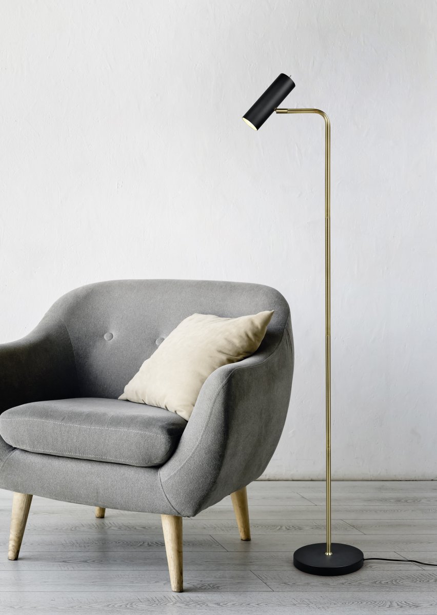 Marley Matt mässing golvlampa från Trio Lighting - Den minimalistiska golvlampan MARLEY med sina rena linjer och eleganta design sätter ljuset i fokus och skapar stämningsfulla accenter.