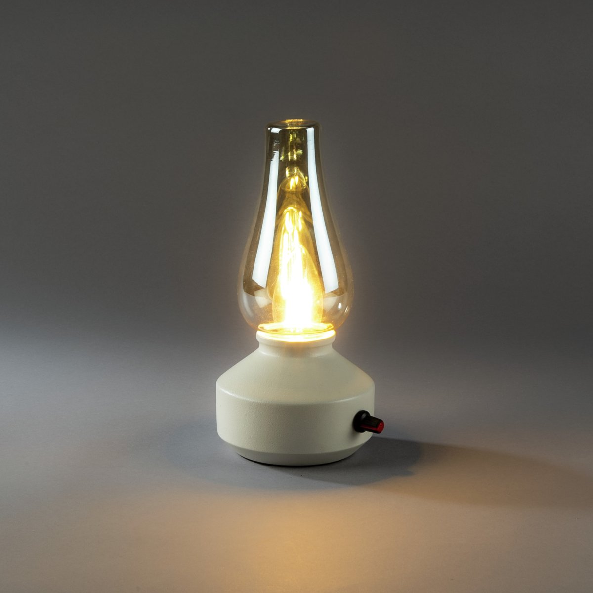 Laddbar bordslampa 25cm Vit portabel från Konstsmide - Lampan &auml;r tillverkad av metall och glas med en vit lampfot och en praktisk dimmer som g&ouml;r det enkelt att justera det varmvita, st&auml;mningsfulla skenet.