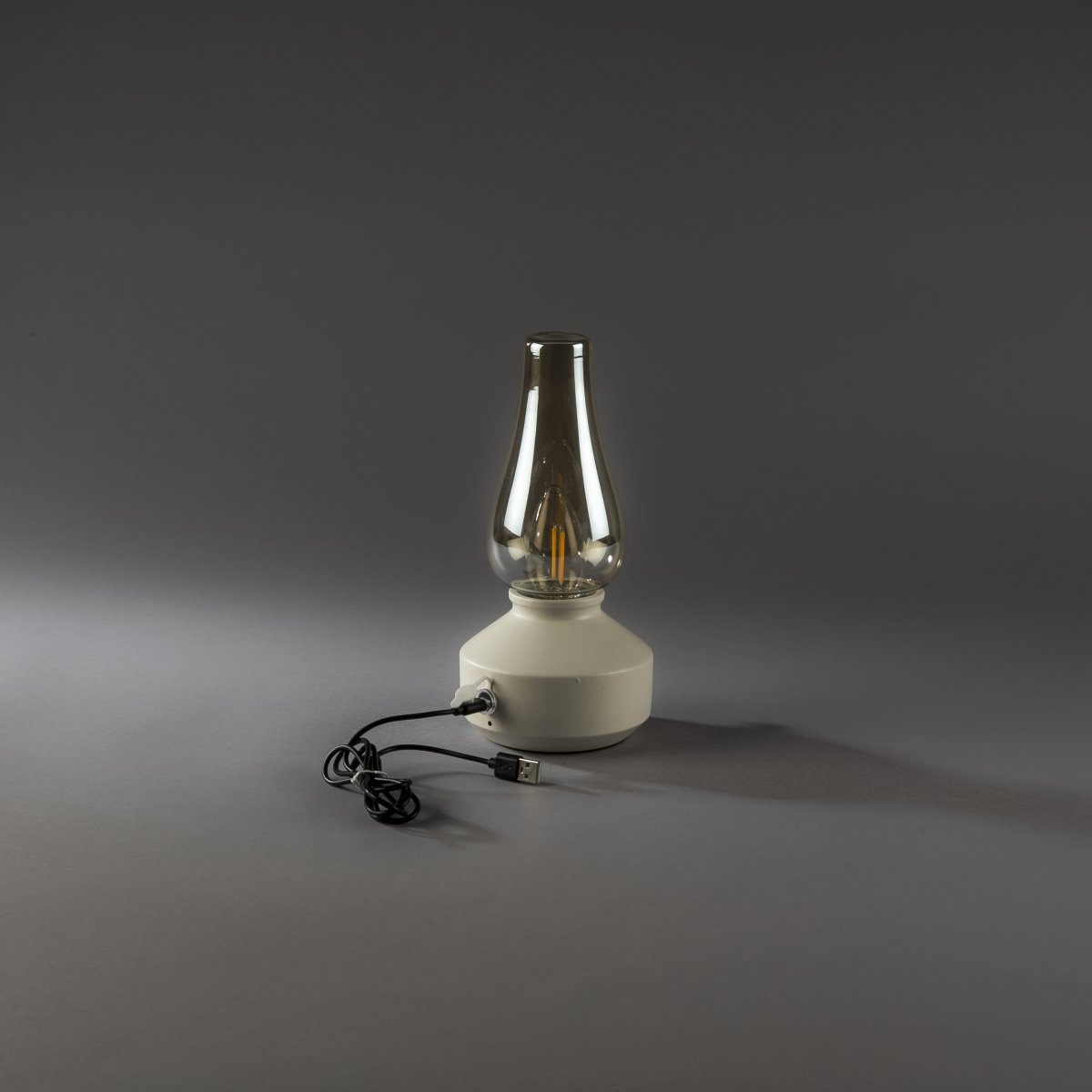 Laddbar bordslampa 25cm Vit portabel från Konstsmide - Lampan &auml;r tillverkad av metall och glas med en vit lampfot och en praktisk dimmer som g&ouml;r det enkelt att justera det varmvita, st&auml;mningsfulla skenet.