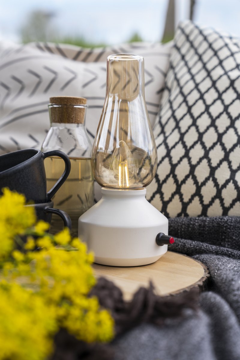 Laddbar bordslampa 25cm Vit portabel från Konstsmide - Lampan &auml;r tillverkad av metall och glas med en vit lampfot och en praktisk dimmer som g&ouml;r det enkelt att justera det varmvita, st&auml;mningsfulla skenet.