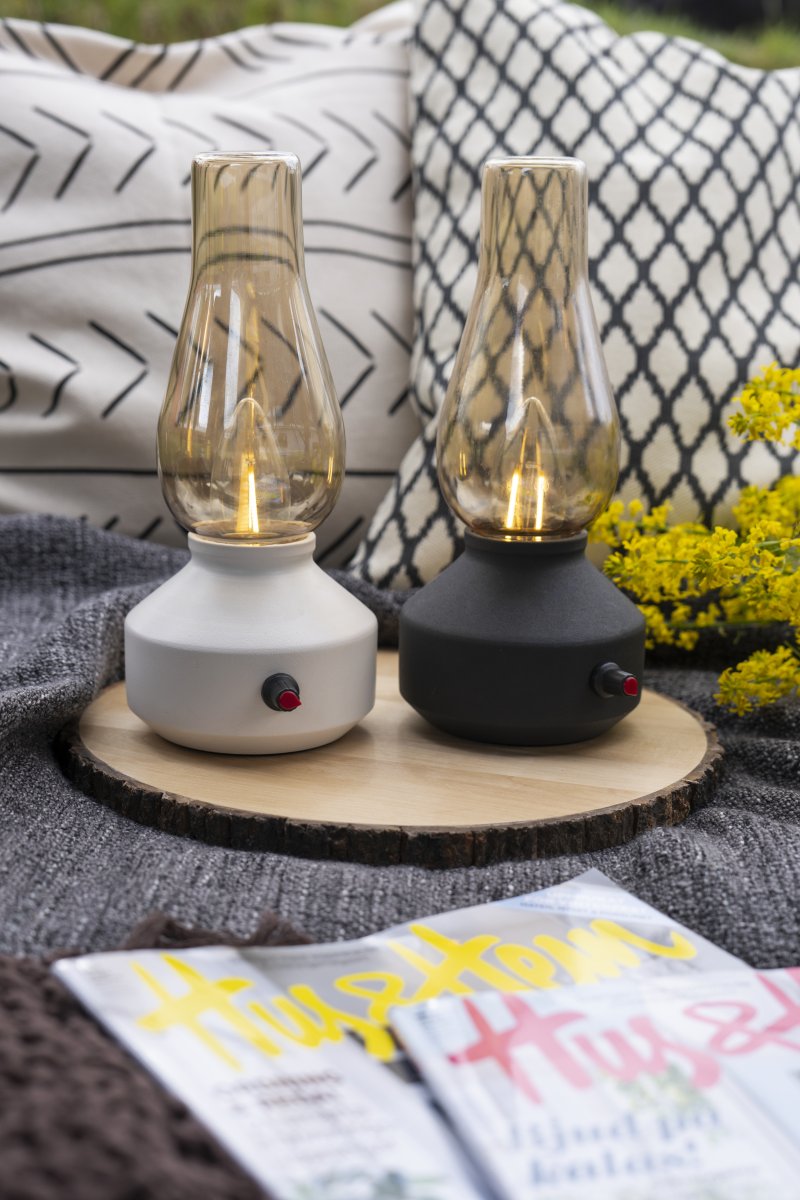 Laddbar bordslampa 25cm Svart portabel från Konstsmide - Lampan &auml;r tillverkad av metall och glas med en svart lampfot och en praktisk dimmer som g&ouml;r det enkelt att justera det varmvita, st&auml;mningsfulla skenet.