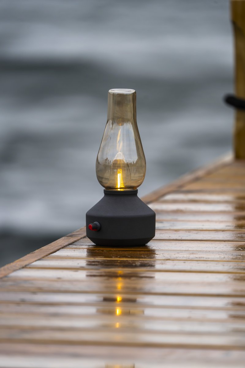 Laddbar bordslampa 25cm Svart portabel från Konstsmide - Lampan &auml;r tillverkad av metall och glas med en svart lampfot och en praktisk dimmer som g&ouml;r det enkelt att justera det varmvita, st&auml;mningsfulla skenet.