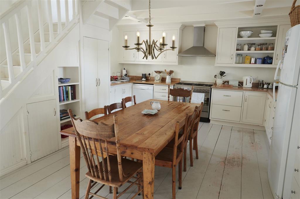 Ascot Ø56 Antikmässing taklampa från Searchlight - Ascot &auml;r en klassisk takkrona i metall med antik m&auml;ssingfinish som blir en tydlig mittpunkt i rummet.