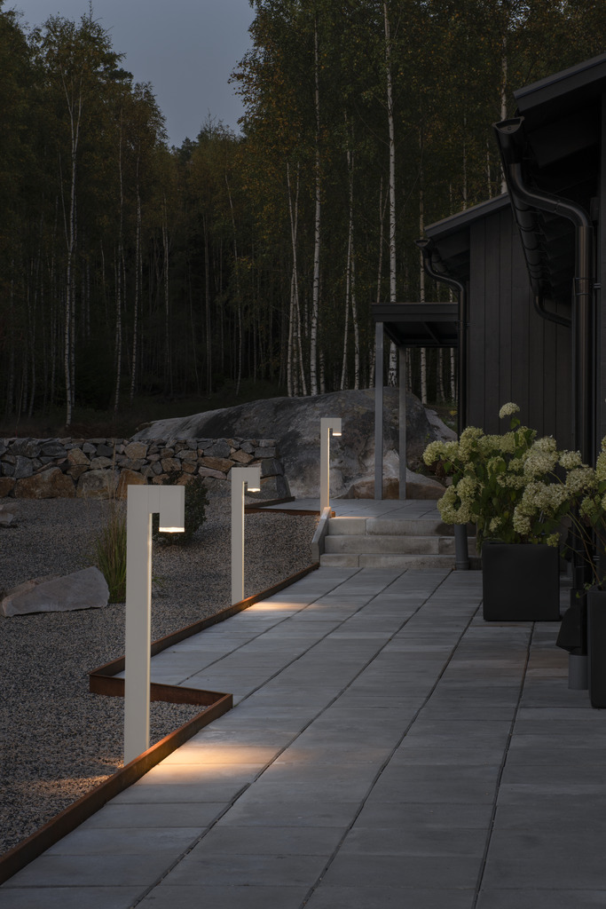 Pollux 100cm Vit pollare från Konstsmide - Med sin minimalistiska design och ned&aring;triktade ljus skapar den en stilren och st&auml;mningsfull belysning l&auml;ngs g&aring;ngv&auml;gar, terrasser eller i tr&auml;dg&aring;rdsrabatter.