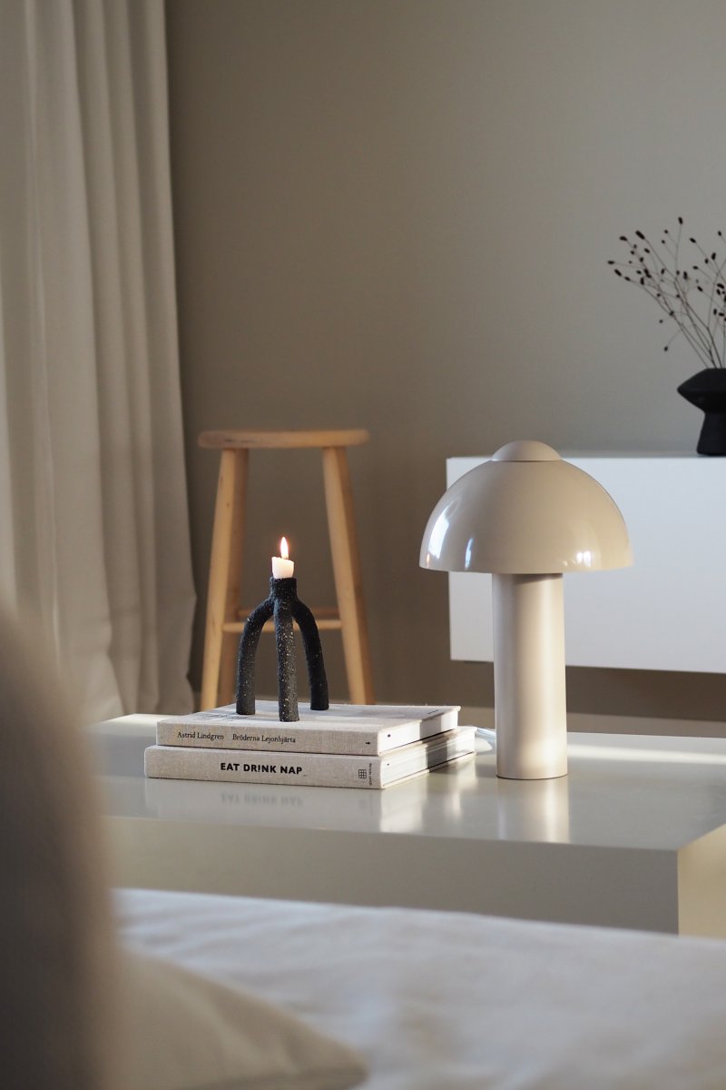 Buddy 36cm Sand bordslampa från Globen Lighting - Den matta lampfoten och toppdelen kontrasteras med en h&ouml;gblank lampsk&auml;rm.