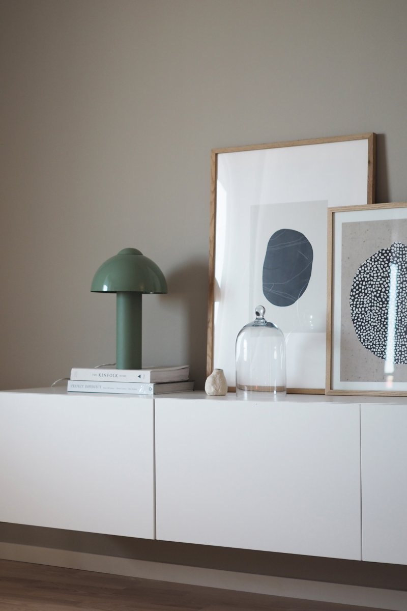 Buddy 36cm Grön bordslampa från Globen Lighting - Den matta lampfoten och toppdelen kontrasteras med en h&ouml;gblank lampsk&auml;rm.