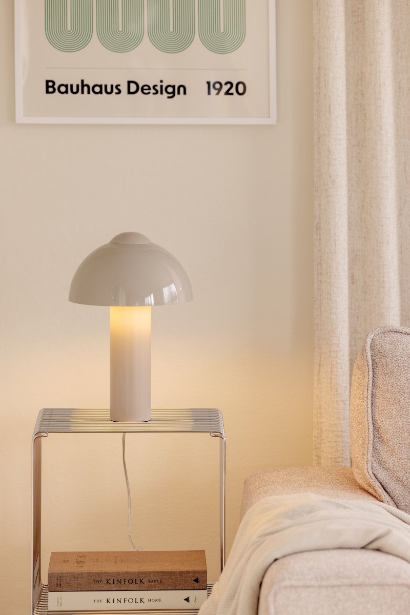 Buddy 36cm Sand bordslampa från Globen Lighting - Den matta lampfoten och toppdelen kontrasteras med en h&ouml;gblank lampsk&auml;rm.