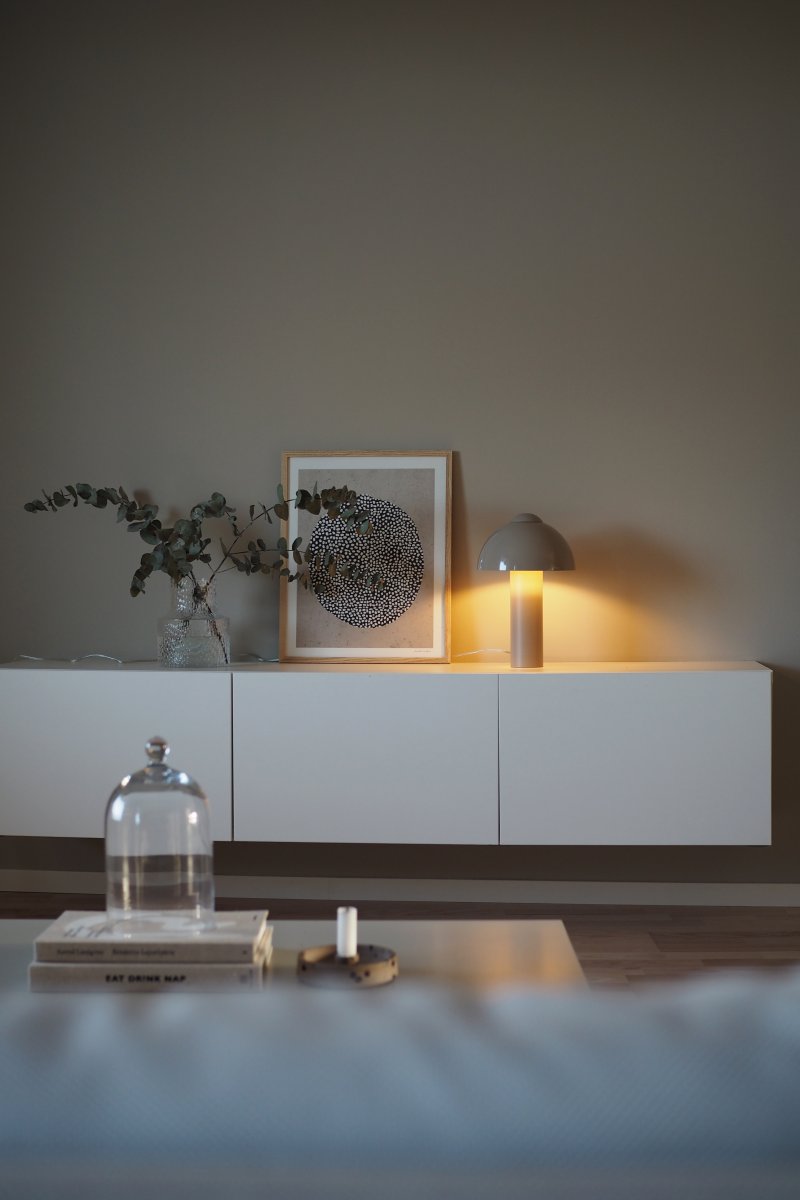 Buddy 36cm Sand bordslampa från Globen Lighting - Den matta lampfoten och toppdelen kontrasteras med en h&ouml;gblank lampsk&auml;rm.