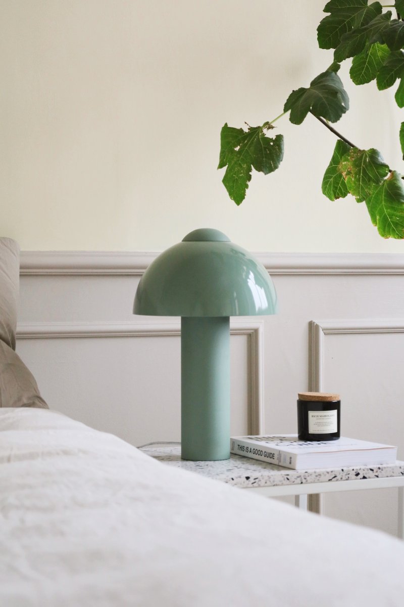 Buddy 36cm Grön bordslampa från Globen Lighting - Den matta lampfoten och toppdelen kontrasteras med en h&ouml;gblank lampsk&auml;rm.