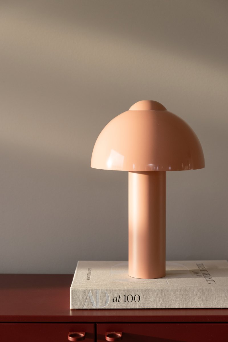Buddy 36cm Rosa bordslampa från Globen Lighting - Den matta lampfoten och toppdelen kontrasteras med en h&ouml;gblank lampsk&auml;rm.