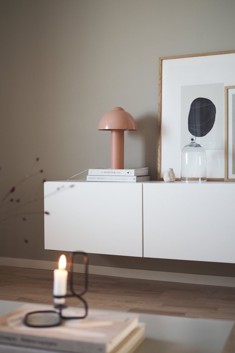 Buddy 36cm Rosa bordslampa från Globen Lighting - Den matta lampfoten och toppdelen kontrasteras med en h&ouml;gblank lampsk&auml;rm.