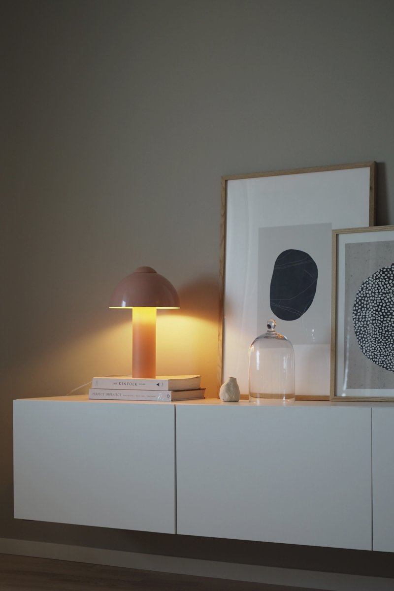 Buddy 36cm Rosa bordslampa från Globen Lighting - Den matta lampfoten och toppdelen kontrasteras med en h&ouml;gblank lampsk&auml;rm.