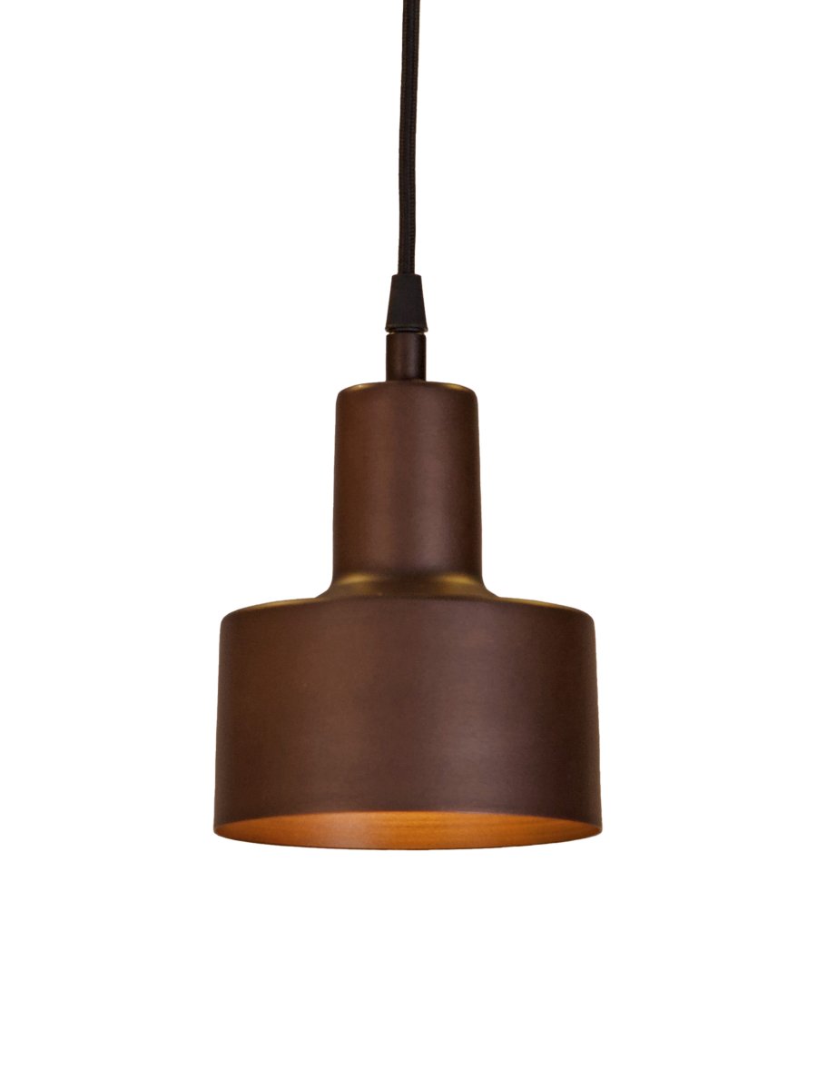 Solo Ø13cm Brun fönsterlampa från PR Home - Solo &auml;r en n&auml;tt f&ouml;nsterlampa i metall med ett minimalistiskt formspr&aring;k.