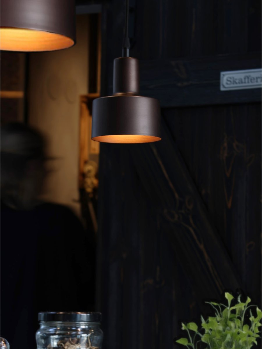 Solo Ø13cm Brun fönsterlampa från PR Home - Solo &auml;r en n&auml;tt f&ouml;nsterlampa i metall med ett minimalistiskt formspr&aring;k.