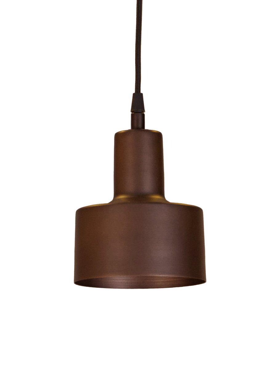 Solo Ø13cm Brun fönsterlampa från PR Home - Solo &auml;r en n&auml;tt f&ouml;nsterlampa i metall med ett minimalistiskt formspr&aring;k.