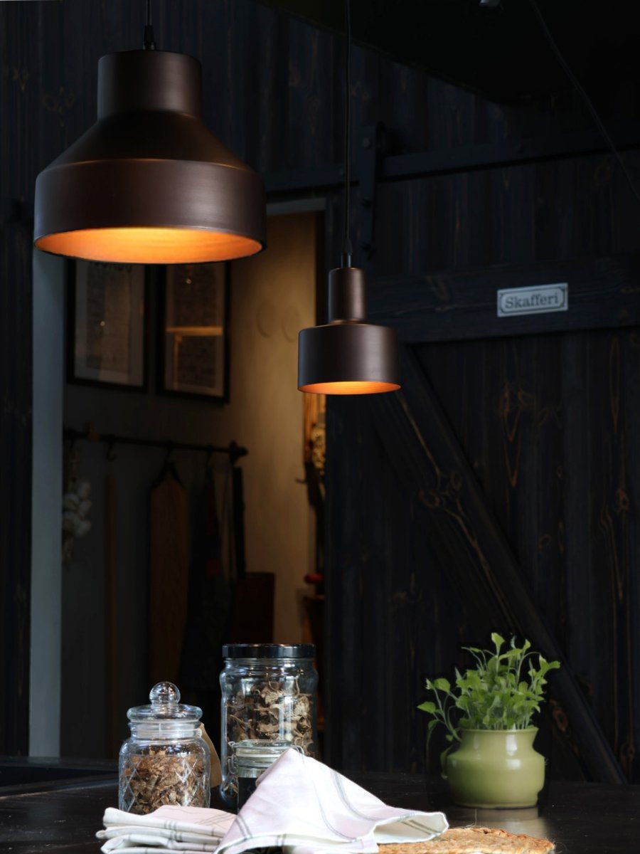 Solo Ø13cm Brun fönsterlampa från PR Home - Solo &auml;r en n&auml;tt f&ouml;nsterlampa i metall med ett minimalistiskt formspr&aring;k.