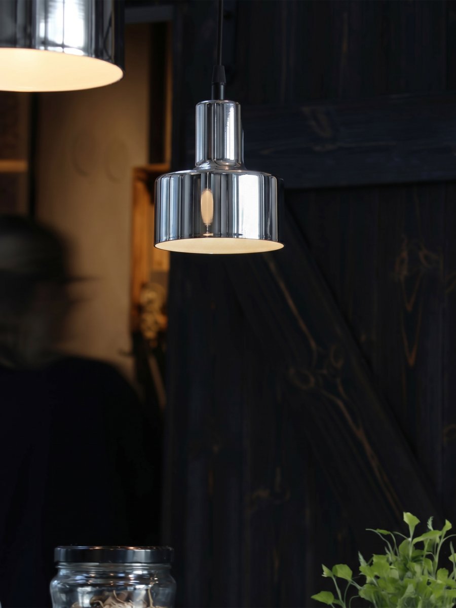 Solo Ø13 Krom fönsterlampa från PR Home - Solo &auml;r en n&auml;tt f&ouml;nsterlampa i metall med ett minimalistiskt formspr&aring;k.