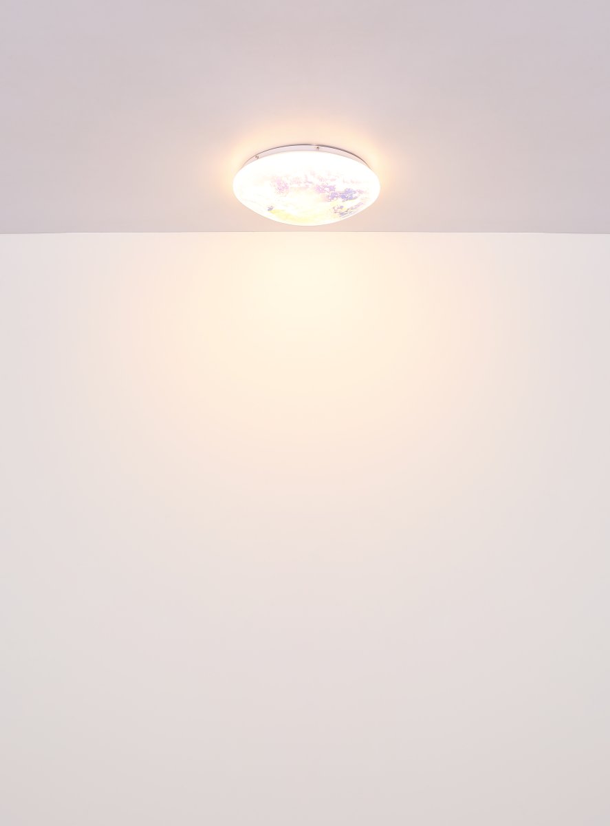 Gaia Ø26 Flerfärgad barnlampa från Globo Lighting - Gaia &auml;r en unik plafond med en detaljerad v&auml;rld och molnmotiv p&aring; sk&auml;rmen.