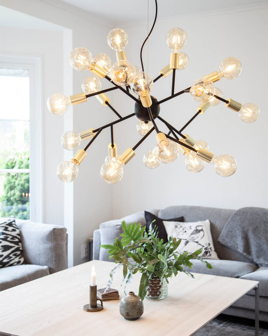 Heroes Ø80 Svart taklampa från By Rydéns - Den mattsvarta metallen i kombination med detaljerna i m&auml;ssing skapar en industriell design.