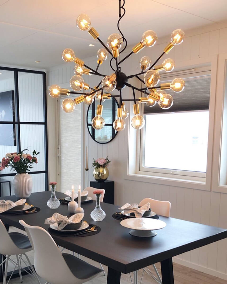 Heroes Ø80 Svart taklampa från By Rydéns - Den mattsvarta metallen i kombination med detaljerna i m&auml;ssing skapar en industriell design.