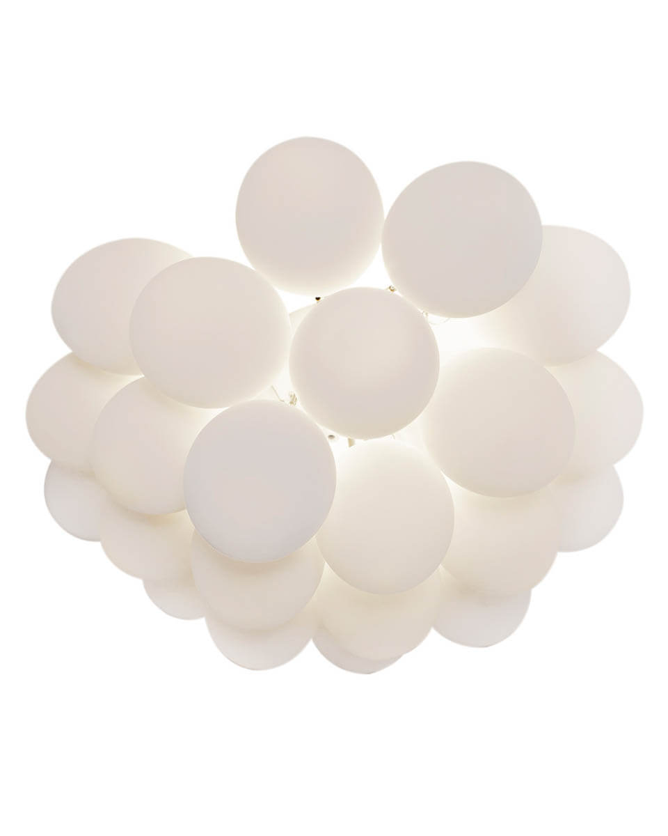 Gross Ø50 Vit plafond från By Rydéns - Gross plafond &auml;r en dekorativ taklampa som best&aring;r av 20st munbl&aring;sta glaskulor, vardera med en diameter p&aring; 10cm.
