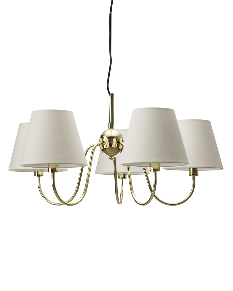 Lynx Ø75 Mässing taklampa från By Rydéns - Den ger ett fint och behagligt ljus fr&aring;n de vita textilsk&auml;rmarna, vilket skapar en varm och inbjudande atmosf&auml;r i rummet.
