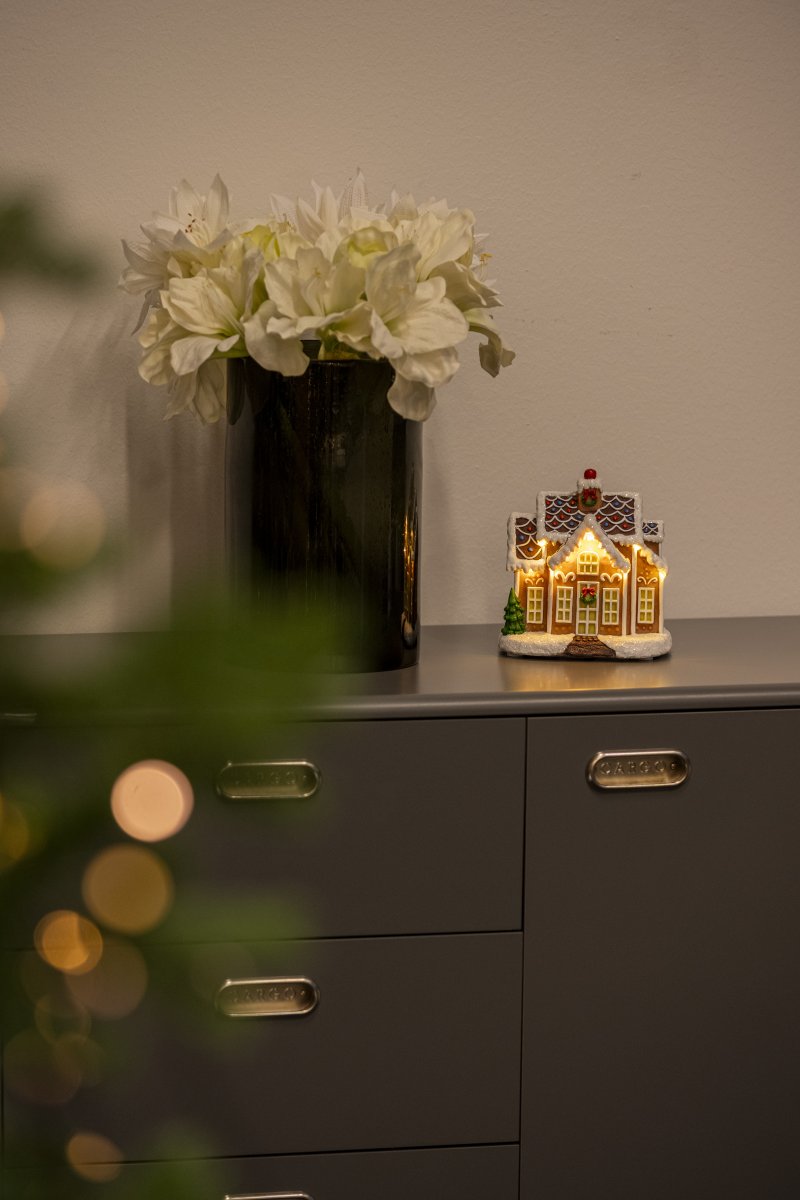 Pepparkakshus LED 17cm Brun från Konstsmide - S&ouml;tt pepparkakshus med 9st LED-ljus som lyser upp julens magi i ett varmvitt sken.